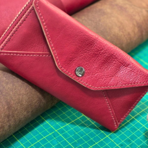 The Rouge Clutch (heritage red)